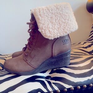 Ugg gently used women’s boots. Taupe wedge heel; size 9. Excellent condition.